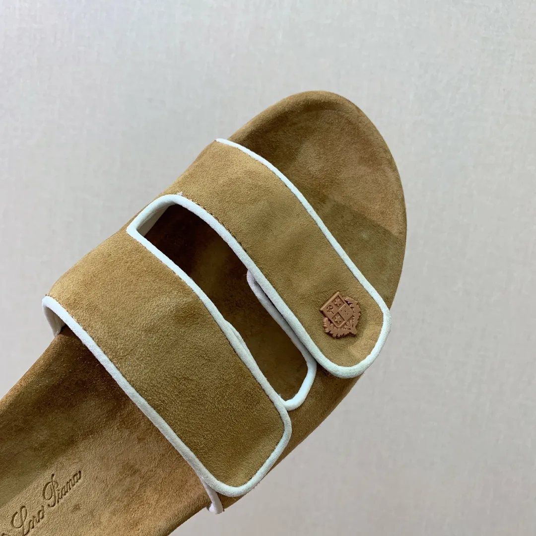 【LP】P:600💰 Size: 39-46 (45.46 can be customized) 【Loro Piana】LP men's slippers. Italian top cashmere is retro, elegant, low-key and luxurious. Both fashionable and practical, the leather is still of the highest quality in the entire network. The upper is silky and smooth. Wear-resistant and highly elastic beef tendon bottom. .